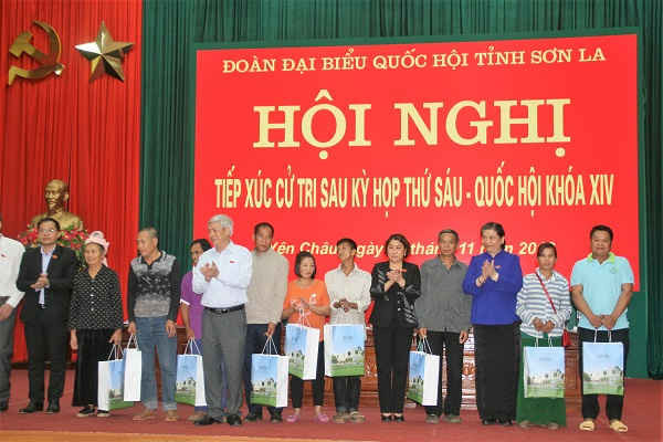 Phó Chủ tịch Thường trực Quốc hội Tòng Thị Phóng và Đoàn đại biểu Quốc hội tỉnh Sơn La tặng quà các hộ nghèo trên địa bàn huyện Yên Châu.