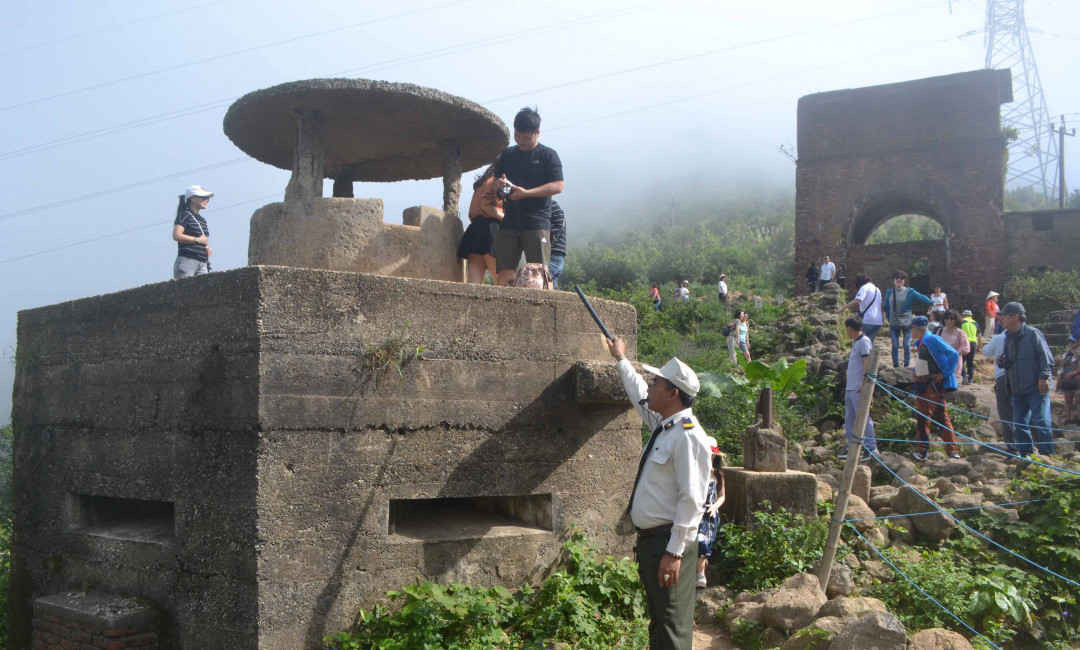 Nhiều du khách vẫn leo trèo lên các hạng mục di tích để chụp ảnh, ngắm cảnh và đùa giỡn vô cùng nguy hiểm đến an toàn tính mạng