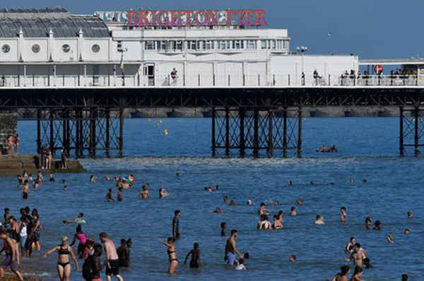 Nhiều người tắm biển trong thời tiết nắng nóng ở Brighton, miền Nam nước Anh vào ngày 3/8/2018. Ảnh: Toby Melville