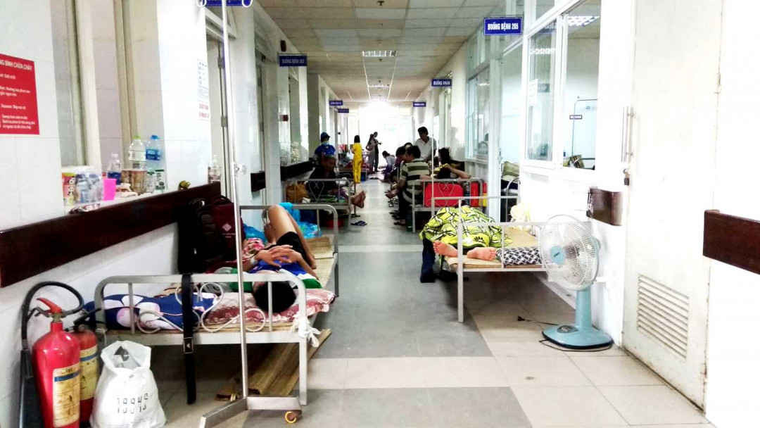 Nhiều bệnh nhân phải nằm điều trị ngoài hành lang khoa Y học nhiệt đới vì các phòng bệnh đã hết giường