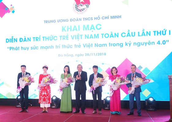 Phó Thủ tướng Chính phủ Trương Hòa Bình tặng hoa cho các đại diện tri thức trẻ 