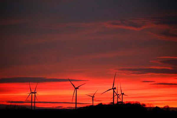Các tuabin gió chạy bằng điện trong ánh hoàng hôn tại một công viên gió ở Moeuvres, Cambrai, Pháp vào ngày 12/11/2018. Ảnh: Pascal Rossignol