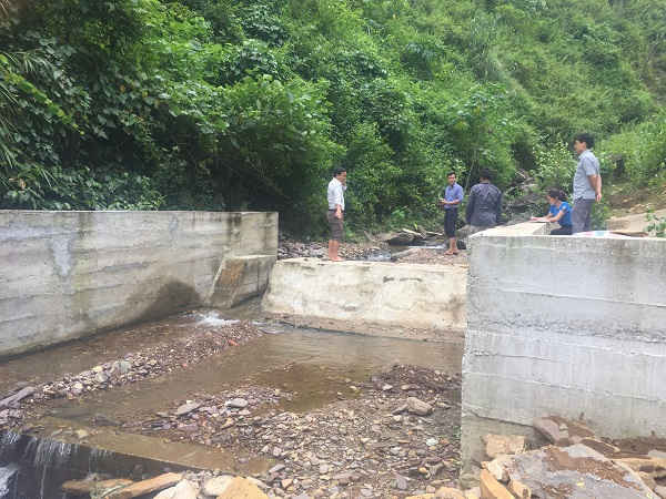 Sở TN&MT Sơn La kiểm tra thực địa phục vụ thẩm định hồ sơ đề nghị cấp giấy phép khai thác, sử dụng tài nguyên nước tại xã Huy Hạ, huyện Phù Yên.