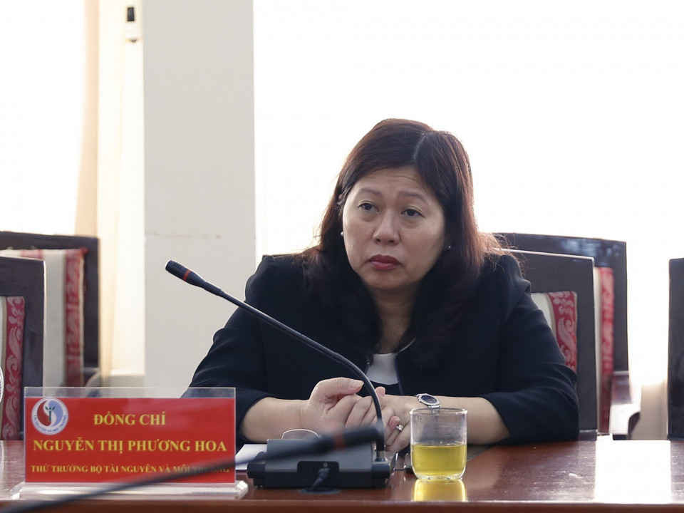 Thứ trưởng Nguyễn Thị Phương Hoa lắng nghe tâm tư với bà con đến khiến kiện