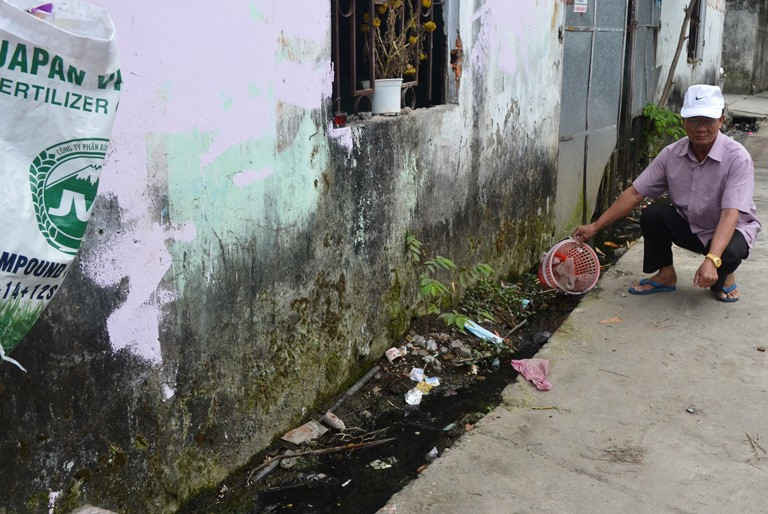 Rãnh nước thải lộ thiên, đầy rác rưởi dọc khu dân cư tổ 16, 17, Hòa Khánh Nam