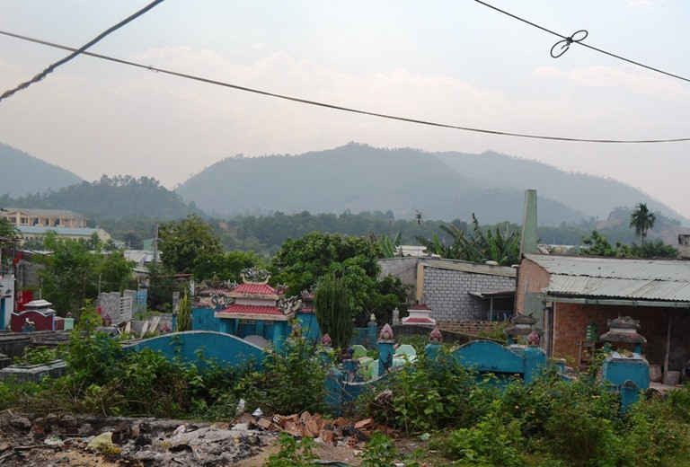Nhà người dân nằm bao quanh khu nghĩa địa ở tổ 15, Hòa Khánh Nam