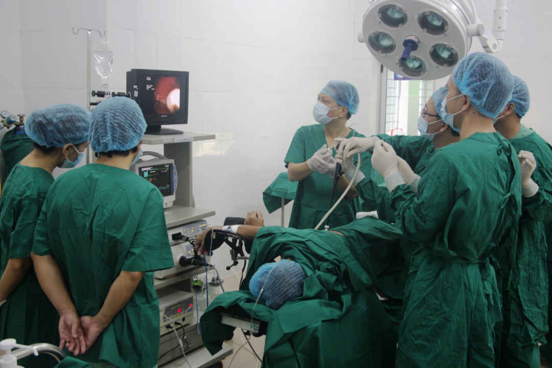 Các chuyên gia Bệnh viện Phổi Trung ương chuyển giao kỹ thuật Nội soi sinh thiết màng phổi bằng ống mềm cho Bệnh viện Phạm Ngọc Thạch Quảng Nam. (ảnh Sở Y tế QN)