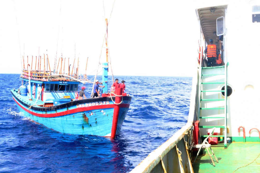 Tàu 635 làm dây lai kéo tàu cá bị nạn vào Đảo Lý Sơn