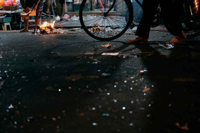 Hình ảnh túi nilon, chai lọ được xả bừa bãi được tác giả chụp lại trên phố phường Hà Nội
