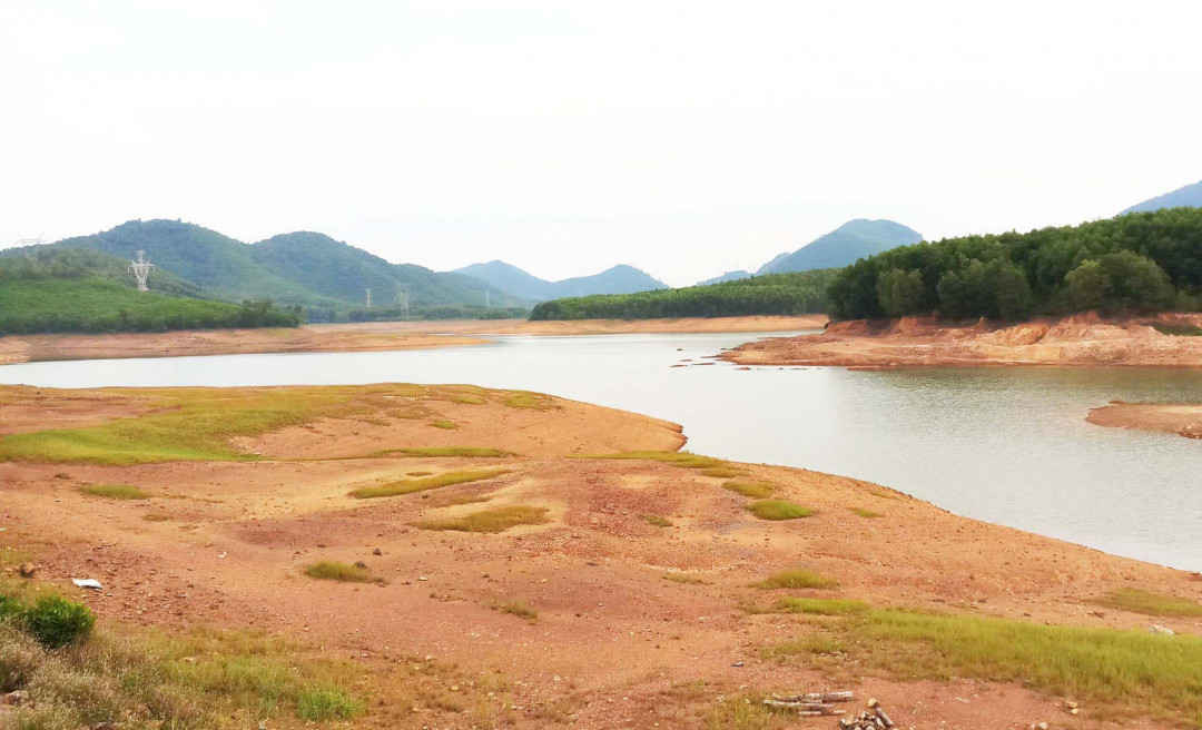 Nhiều hồ chứa ở Thừa Thiên Huế nói riêng và nhiều tỉnh, thành miền Trung nói chung đang khô hạn nguồn nước