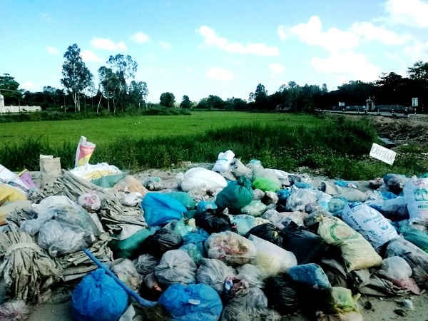 Nhiều tuyến đường ở TP Quảng Ngãi, các huyện Sơn tịnh, Tư Nghĩa, Nghĩa Hành rác thải chất đống