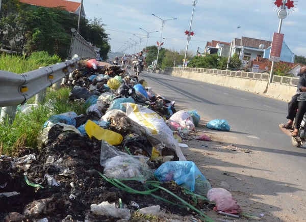 Rác thải chất thành đống gây mất mỹ quan và ảnh hưởng nghiêm trọng đến môi trường