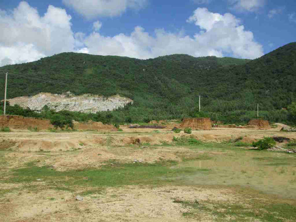 Hiện trạng khu đất dưới chân Núi Bà nham nhở, lồi lõm, tàn tích sau trận càn quét lấy đất của 04 doanh nghiệp để lại