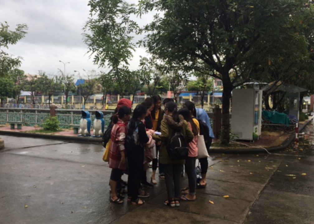 Gần 100 sinh viên đã “đội mưa” để tham gia vào các hoạt động Tuyên truyền về Biến đổi khí hậu và giảm nhẹ thiên tai
