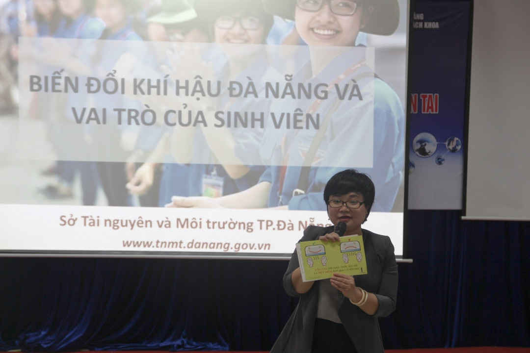 Đại diện Sở Tài nguyên và Môi trường TP Đà Nẵng chia sẻ các vấn đề biến đổi khí hậu tại TP Đà Nẵng và Thành lập nhóm xây dựng chương trình truyền thông BĐKH với sinh viên