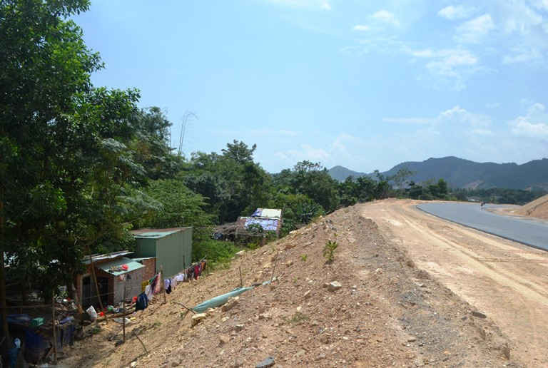 Dự án đường cao tốc La Sơn - Túy Loan qua Trung tâm xã Hòa Bắc chưa thể kè taluy và làm hệ thống rãnh thoát nước vì còn vướng các hộ dân đang sống tạm