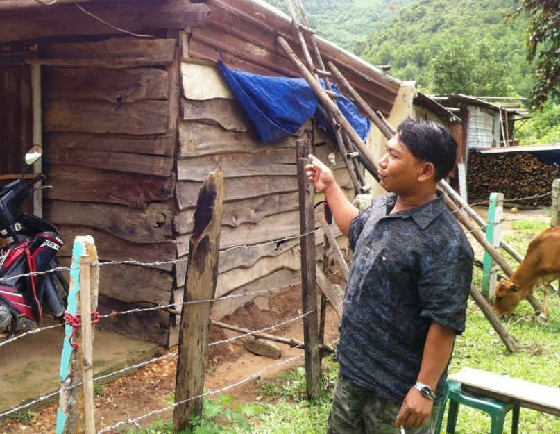 Những trận mưa lớn cuối tháng 10 và đầu tháng 11/2018 đã làm bùn đất từ taluy đường cao gốc La Sơn-Túy Loan tràn vào nhà dân, khiến cuộc sống bị đảo lộn