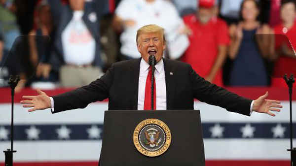 Tổng thống Mỹ Donald Trump phát biểu trong một cuộc biểu tình kiểu chiến dịch tại Hertz Arena, bang Florida, Mỹ vào ngày 31/10/2018. Ảnh: Joe Raedle | Getty Images