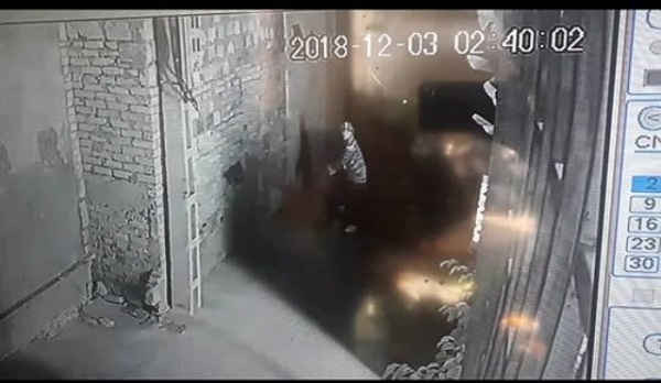 Kẻ lạ bịt mặt ném bom xăng vào nhà ông Bình (ảnh trích xuất từ camera an ninh)