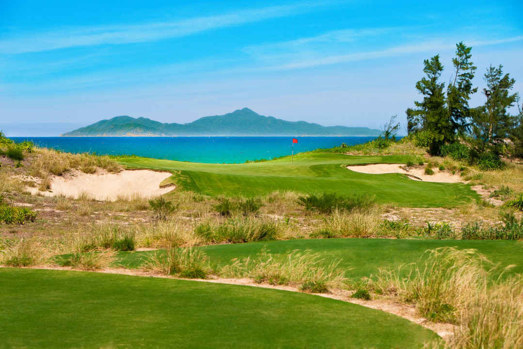 BRG Đà Nẵng Golf Resort là sân Golf gần biển theo phong cách truyền thống đầu tiên ở Đông Nam Á