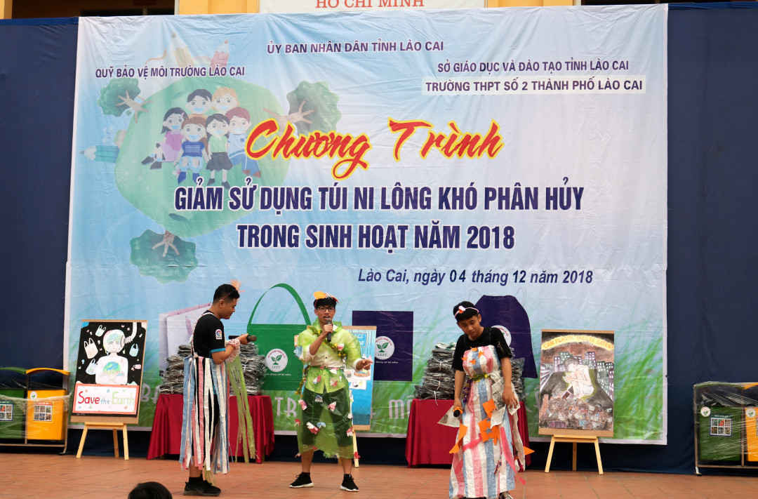 Quỹ Bảo vệ môi trường tỉnh Lào Cai trao 10 thùng thu gom đựng rác thải các loại và 200 ba lô thân thiện với môi trường cho các em học sinh trường THPT số 2 thành phố Lào Cai