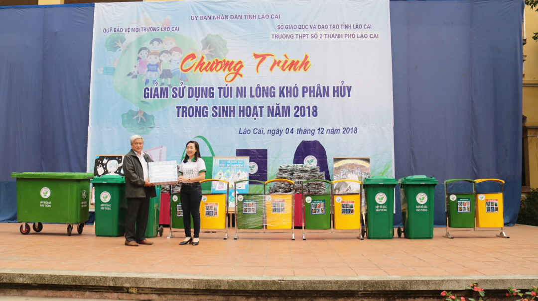 Quỹ Bảo vệ môi trường tỉnh Lào Cai trao 10 thùng thu gom đựng rác thải các loại và 200 ba lô thân thiện với môi trường cho các em học sinh trường THPT số 2 thành phố Lào Cai