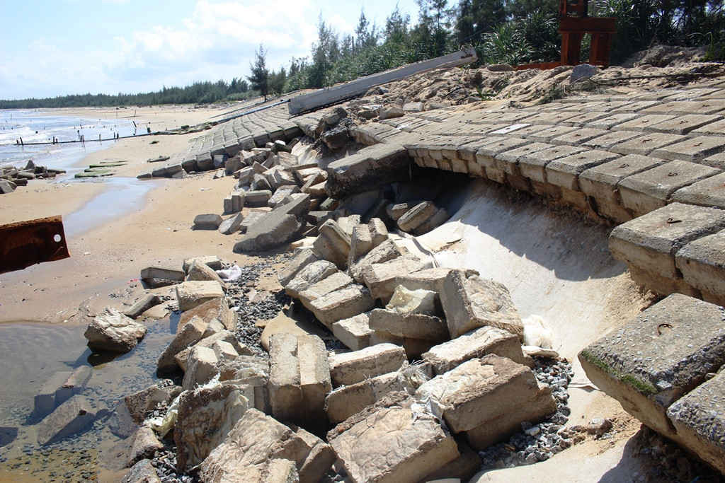 Một đoạn bờ kè biển ở xã đảo Tam Hải bị sóng biển đánh hư hỏng