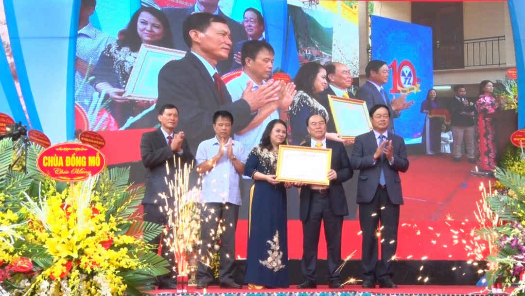 Lãnh đạo tỉnh Thái Nguyên trao Bằng khen của Thủ tướng cho tập thể lãnh đạo Công ty