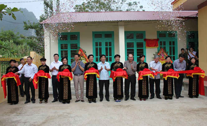 Đồng chí Vũ Hồng Bắc cùng các đại biểu cắt băng khánh thành Trạm Y tế xã Thần Sa do Công ty hỗ trợ xây dựng