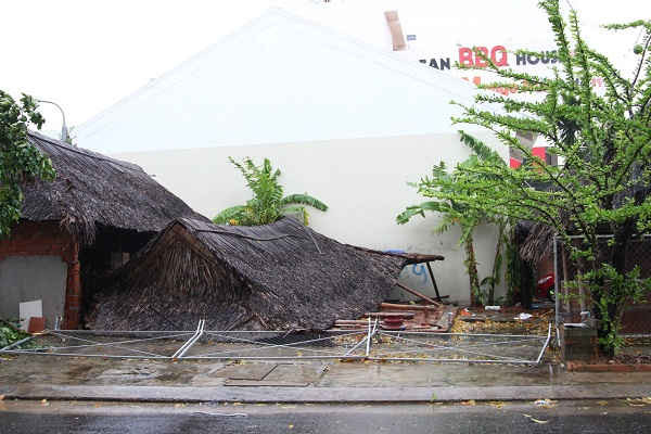 Mưa bão đánh sập khiến các ngôi nhà tạm bợ của người dân nghèo tại TP. Đà Nẵng