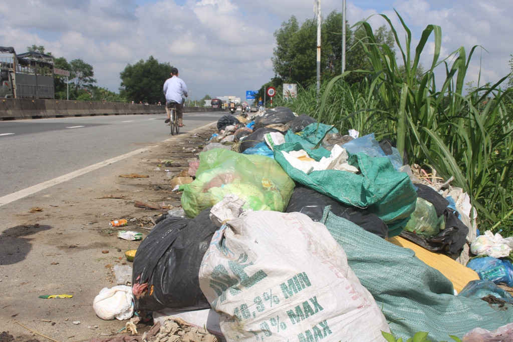 Các bãi rác thải tự phát mọc tràn lan trên đường Quốc lộ