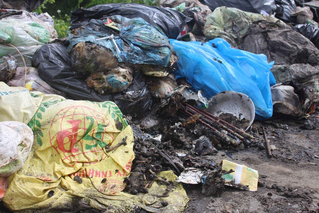 Liên tiếp mấy tháng qua, tại tuyến đường Quốc lộ 1A đoạn qua xã Nghĩa Phương, huyện Tư Nghĩa, tỉnh Quảng Ngãi tồn đọng hàng ngàn tấn rác thải sinh hoạt, bốc mùi hôi thối gây ảnh hưởng nghiêm trọng đến cuộc sống người dân