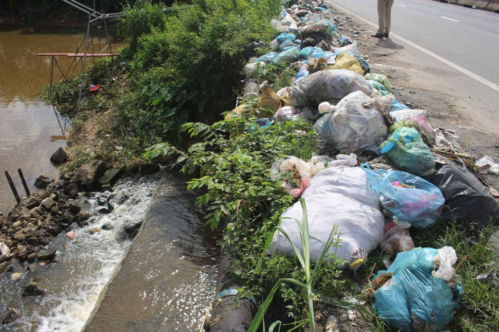 Rác thải không chỉ được người dân mang ra vứt dọc trên tuyến đường Quốc lộ mà còn cả trên sông, ven sông Cây Bứa, huyện Tư Nghĩa 