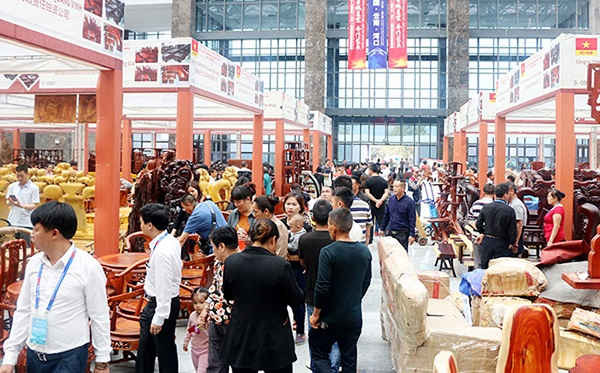 Hội chợ thương mại Việt - Trung lần thứ 18 có 1.419 gian hàng tham gia với các mặt hàng chủ yếu là đồ gỗ, thủ công mỹ nghệ, nông thủy sản... 