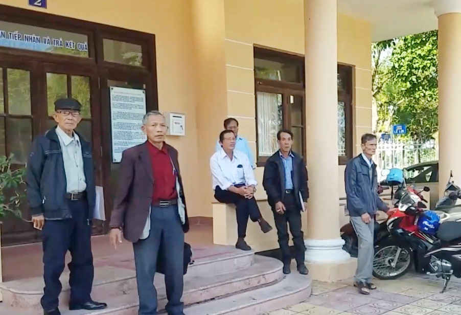Người dân xã Lộc Bổn tập trung ở trụ sở HĐND và UBND tỉnh Thừa Thiên Huế để khiếu nại, đòi xử lý cán bộ sai phạm