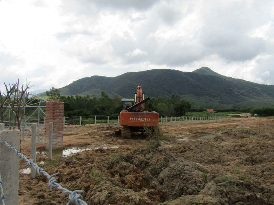 Khu vực đất ông Đoàn Văn Mưu thuê để cải tạo mặt bằng sản xuất nông nghiệp tại thôn Hòa Sơn, xã Bình Tường