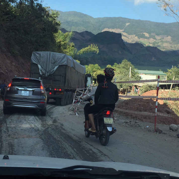 Tại khu vực đèo Chiềng Đông, huyện Yên Châu, tỉnh Sơn La, tuyến đường đang sửa chữa không có biển báo. Cùng với đó, người dân không đội mũ bảo hiểm vẫn ngang nhiên lưu thông trên đường
