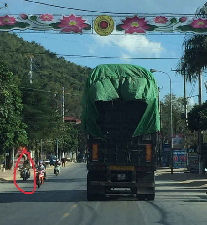 Trong khi đó, ngược chiều đường có xe tuần tra cơ động Cảnh sát giao thông tỉnh Sơn La nhưng không có động thái kiểm tra, xử lý.