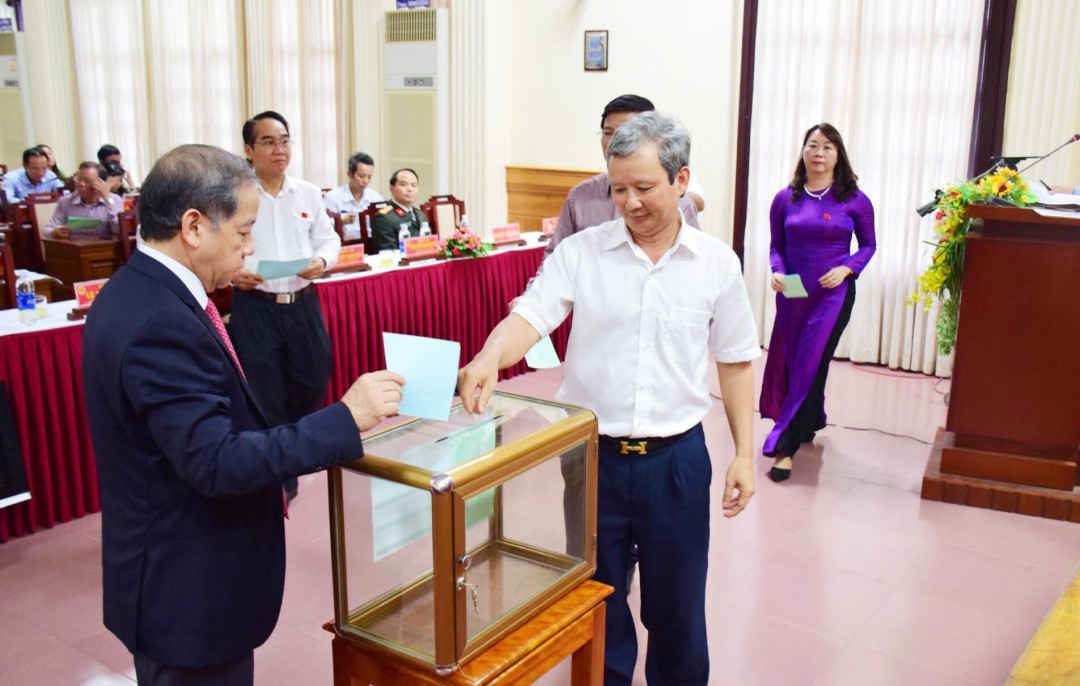 Các đại biểu HĐND tỉnh Thừa Thiên Huế bỏ phiếu tín nhiệm