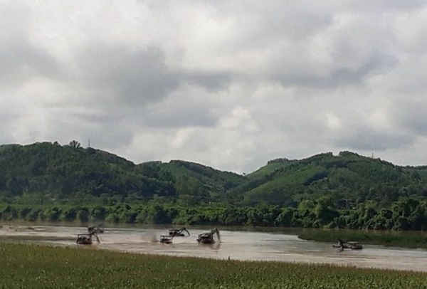 Hoạt động khai thác cát, sỏi trái phép trên sông Lam