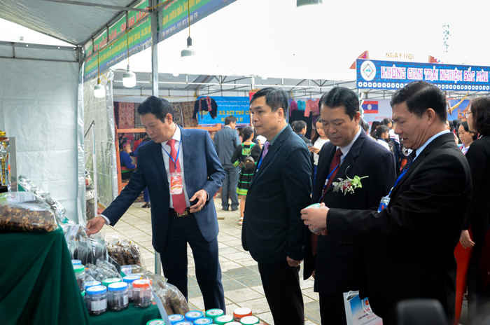 Đại biểu tham quan các gian hàng giới thiệu sản phẩm đặc sản tỉnh Điện Biên