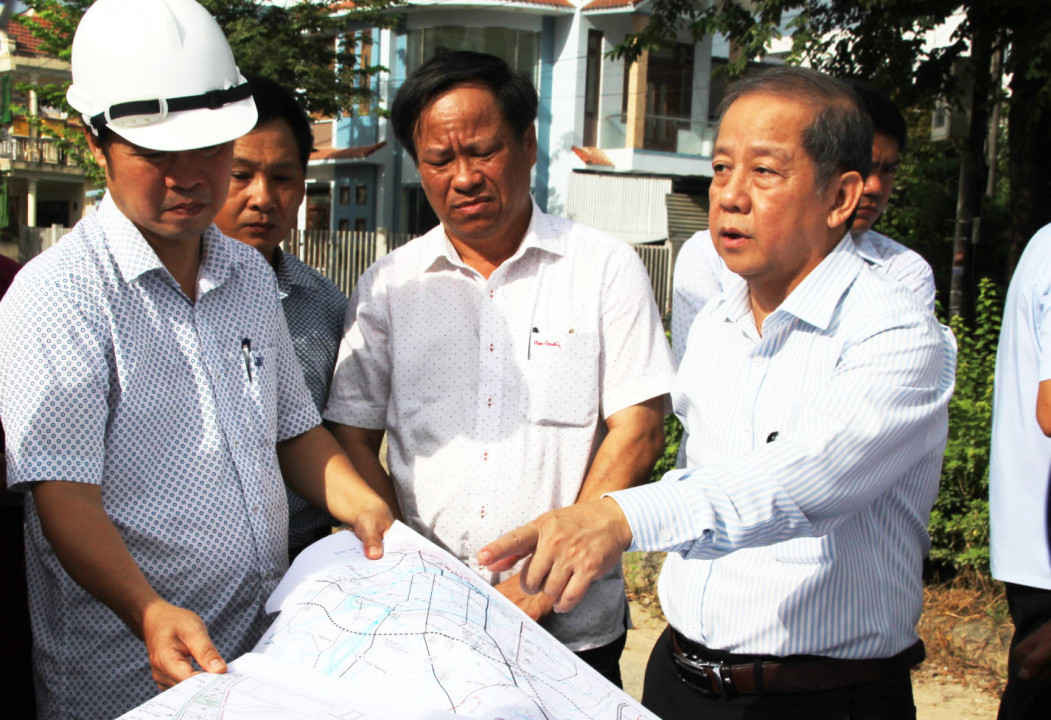 Ông Phan Ngọc Thọ- Chủ tịch UBND tỉnh Thừa Thiên Huế (phải) kiểm tra các dự án chậm tiến độ tại huyện Phú Vang