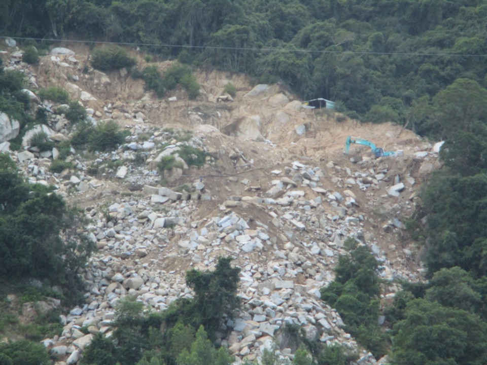 Doanh nghiệp khai thác đá tại núi Chùa, xã Mỹ Hòa, huyện Phù Mỹ