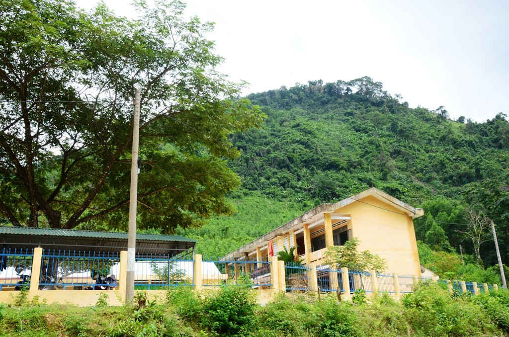 Trường TH&THCS Ba Giang nằm dưới chân núi Voang Mo Ơn có nguy cơ bị sạt lở bất cứ lúc nào