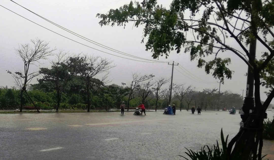 Mưa lớn đã khiến tuyến đường ven biển Trường Sa của TP. Đà Nẵng ngập sâu, giao thông không thể đi lại