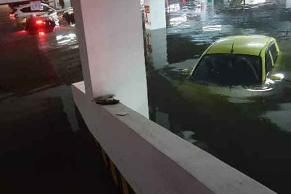 Nước mưa ngập nhiều hầm để xe của các trụ sở, văn phòng