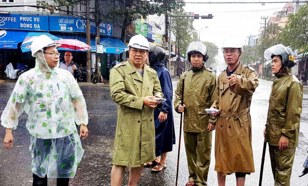 Chủ tịch UBND TP. Đà Nẵng Huỳnh Đức Thơ cùng các ngành chức năng kiểm tra tình trạng ngập úng do mưa lớn kéo dài ở Đà Nẵng
