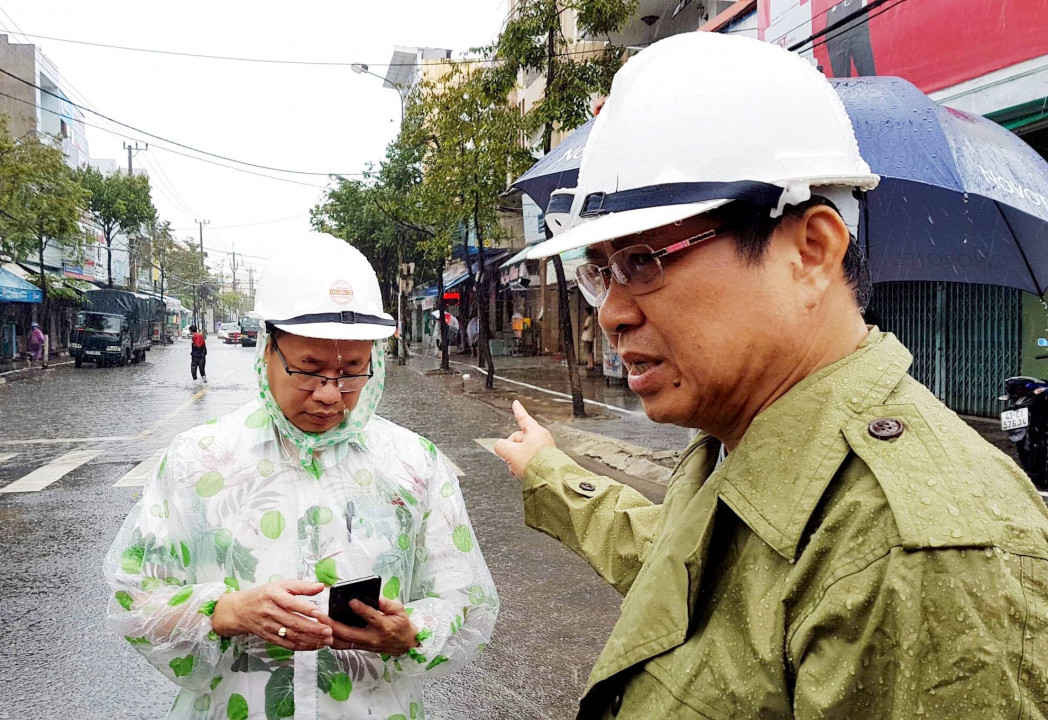 Chủ tịch Đà Nẵng yêu cầu đơn vị thi công túc trực, khơi thông các cống rãnh, tìm mọi cách thoát nước nhanh nhất để giảm ngập trong trung tâm thành phố