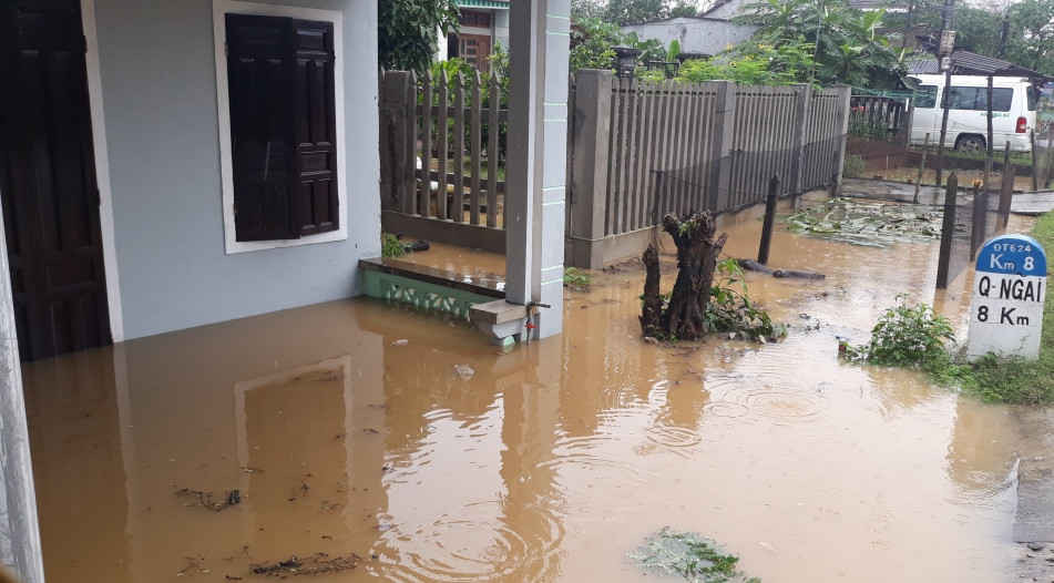 Nước lũ lên nhanh gây ngập nhiều nhà dân nằm ven các con sông lớn trên địa bàn huyện Tư Nghĩa, Nghĩa Hành