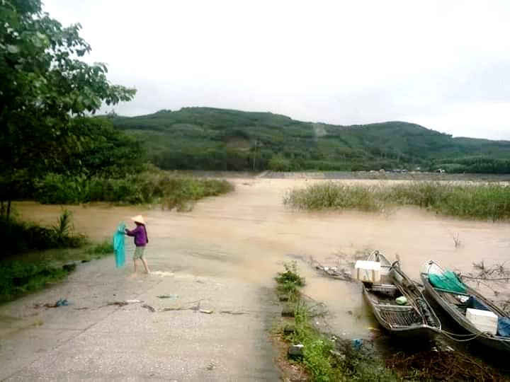 Nhiều khu vực miền núi tỉnh Quảng Ngãi đã bị chia cắt do mưa lũ